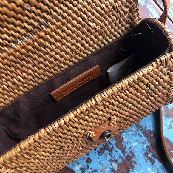 Woven Basket Purse with real Leather Strap and Snap Closure Like New! - Picture 5 of 6